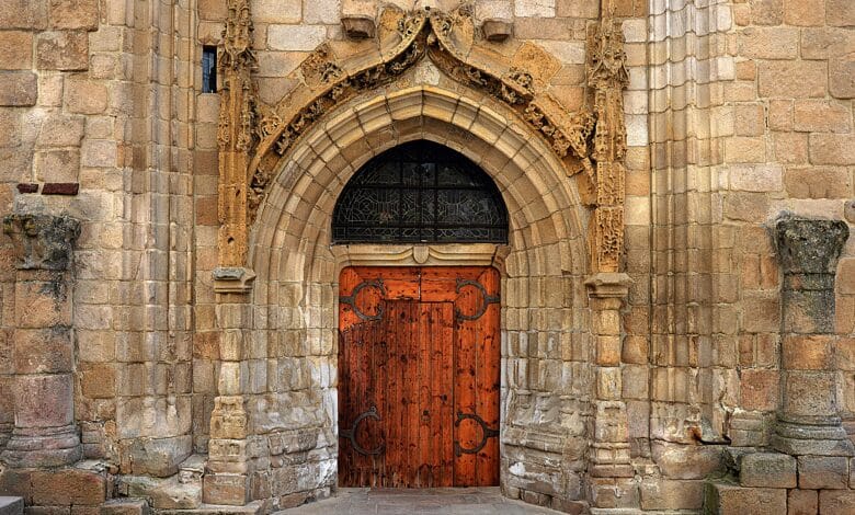 تصميم العتبات في الهندسة المعمارية كمنطقة انتقالية تدمج بين تضاد الضوء والظلال وتغير الملمس لتهيئة الزائر نفسياً للدخول إلى الفراغ.