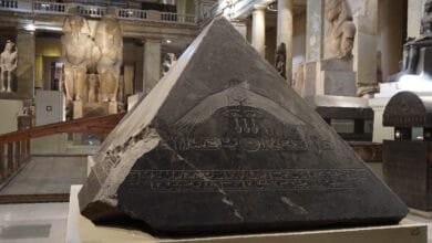 حجر البن بن (Benben Stone) الذي يمثل تلة الأزل في العمارة المصرية القديمة، وهو الأصل الهندسي لشكل الهرم والمسلة.