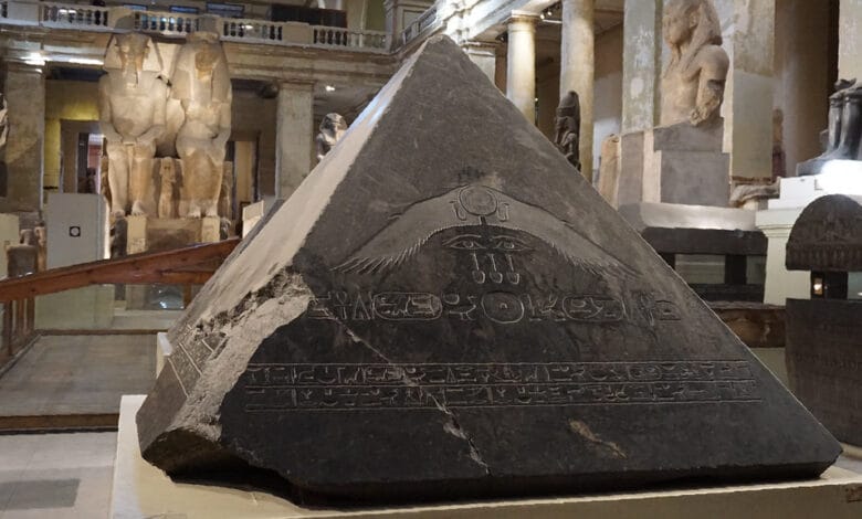 حجر البن بن (Benben Stone) الذي يمثل تلة الأزل في العمارة المصرية القديمة، وهو الأصل الهندسي لشكل الهرم والمسلة.