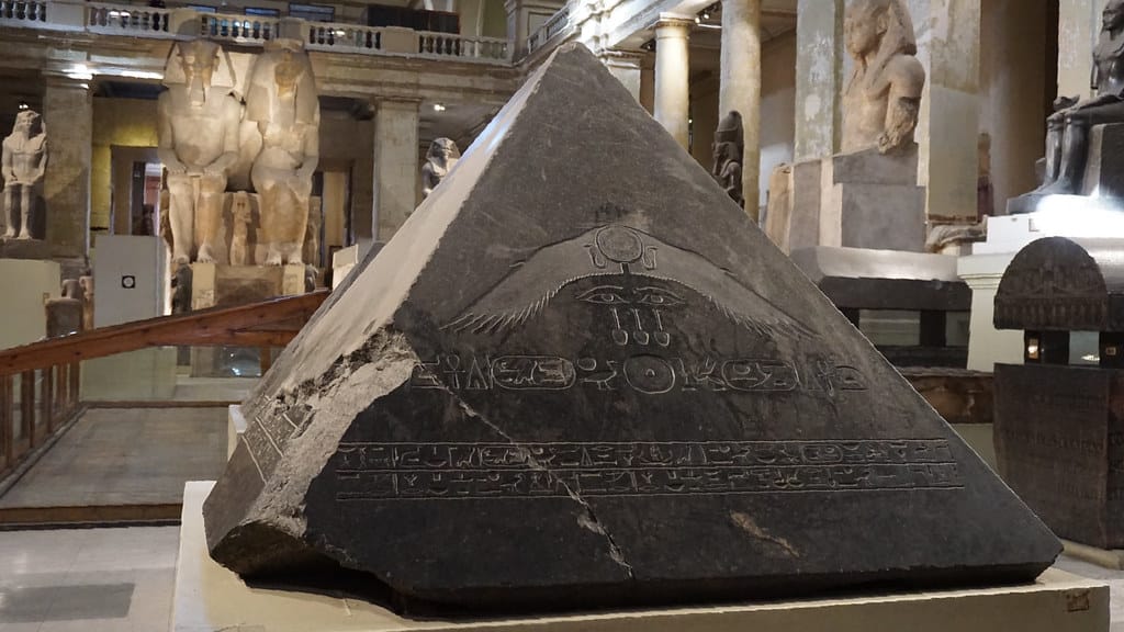حجر البن بن (Benben Stone) الذي يمثل تلة الأزل في العمارة المصرية القديمة، وهو الأصل الهندسي لشكل الهرم والمسلة.