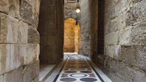 المدخل المنكسر الذي يجسد ذكاء العمارة التقليدية في تحقيق الخصوصية وتحسين حركة الهواء.