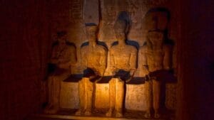 قدس الأقداس في المعبد الفرعوني؛ الغرفة الصخرية المظلمة التي تمثل "تلة الأزل" ومركز الثقل الكوني في العمارة المصرية.