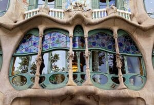 تفاصيل معمارية من طراز الفن الحديث Art Nouveau تظهر الخطوط المنحنية المستوحاة من الأشكال العضوية والنباتية في التصميم.