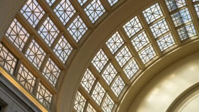 تفاصيل السقف المقبب والزجاج المعشق في العمارة الكلاسيكية