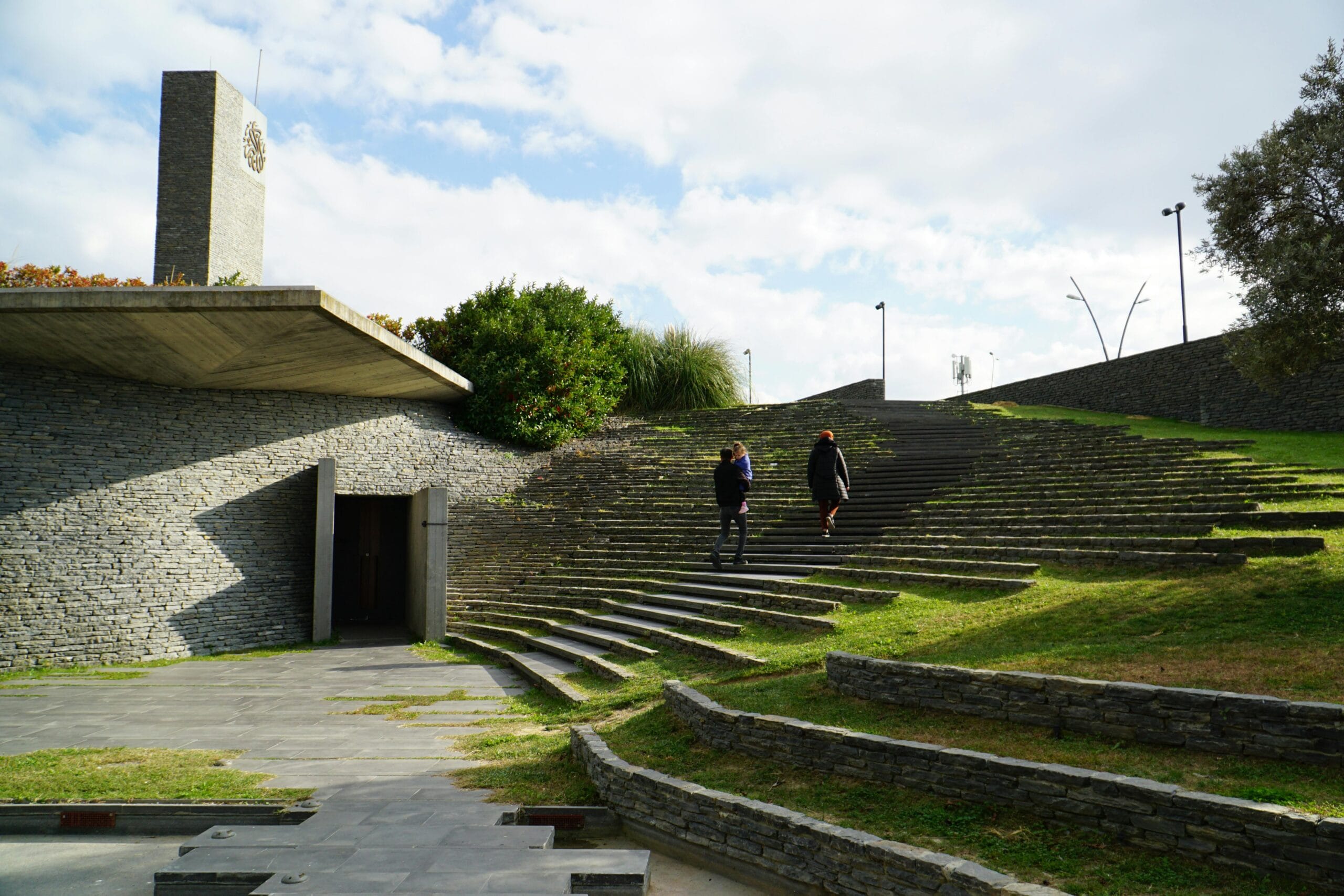 لقطة تظهر استخدام الحجر الطبيعي المستخرج من الموقع في بناء المسارات المؤدية للمصلى.
