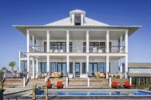 واجهة فيلا سكنية بتصميم "كولونيال" حديث، تبرز استخدام الأعمدة الرأسية المتكررة والشرفات الواسعة كعنصر أساسي في العمارة السكنية المستقلة.