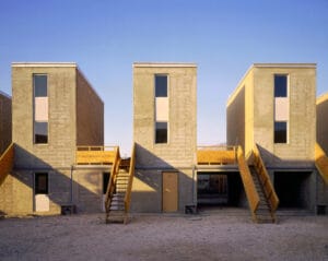 واجهة مشروع كينتا مونروي السكني بتصميم أليخاندرو أرافينا في تشيلي، المعماري كوسيط اجتماعي