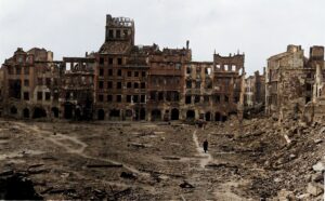 صورة تاريخية  تظهر الدمار الشامل لساحة المدينة القديمة في وارسو، مبانٍ مهدمة بالكامل وركام يغطي الساحة، تمثل مفهوم الإبادة المكانية