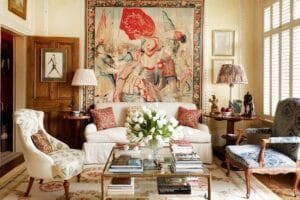 تصميم غرفة معيشة بطراز الريف الفرنسي تجمع بين المنسوجات المنقوشة والأثاث الكلاسيكي