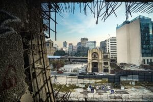 مشهد بانورامي يوضح جهود اعادة الاعمار في مدينة بيروت بعد الدمار الحضري.