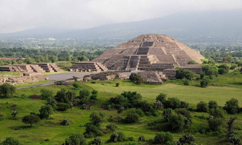 منظر بانورامي لهرم الشمس في تيوتهواكان بالمكسيك، يثير تساؤلات حول أصل الهرم والروابط الحضارية العابرة للمحيطات.