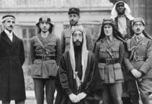صورة تاريخية من عام 1919 تضم الأمير فيصل الأول ولورنس العرب مع الوفد العربي في مؤتمر باريس للسلام، تمثل القوى السياسية التي أعادت رسم خارطة الشرق الأوسط وتوزيع مناطق النفوذ بعد الحرب العالمية الأولى وفقا لاتفاقية سايكس بيكو.