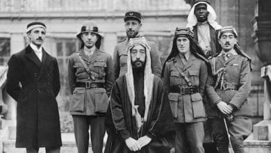 صورة تاريخية من عام 1919 تضم الأمير فيصل الأول ولورنس العرب مع الوفد العربي في مؤتمر باريس للسلام، تمثل القوى السياسية التي أعادت رسم خارطة الشرق الأوسط وتوزيع مناطق النفوذ بعد الحرب العالمية الأولى وفقا لاتفاقية سايكس بيكو.