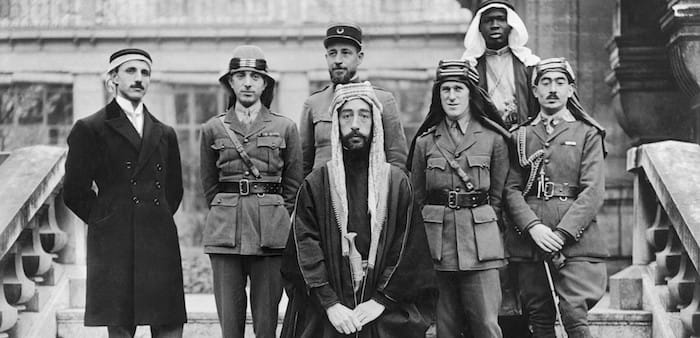 صورة تاريخية من عام 1919 تضم الأمير فيصل الأول ولورنس العرب مع الوفد العربي في مؤتمر باريس للسلام، تمثل القوى السياسية التي أعادت رسم خارطة الشرق الأوسط وتوزيع مناطق النفوذ بعد الحرب العالمية الأولى وفقا لاتفاقية سايكس بيكو.