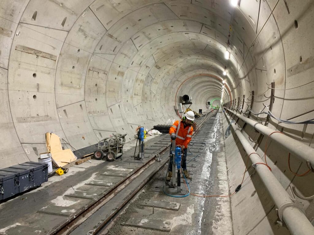 تجسيد مفهوم 'التخطيط الحضري العكسي' عبر تحويل العمارة من فعل تشييد مرئي فوق السطح إلى عملية نحت فراغي دفاعي في العمق.