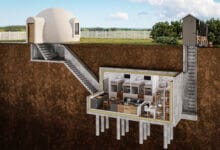 مقطع عرضي يوضح نموذجاً من نماذج التخطيط الحضري في الحروب، حيث يظهر انتقال السكن من "قبة" سطحية مكشوفة إلى وحدة معيشة محصنة في باطن الأرض (مخبأ) مزودة بأنظمة حياة كاملة ومستقلة كاستجابة هندسية للهجمات.