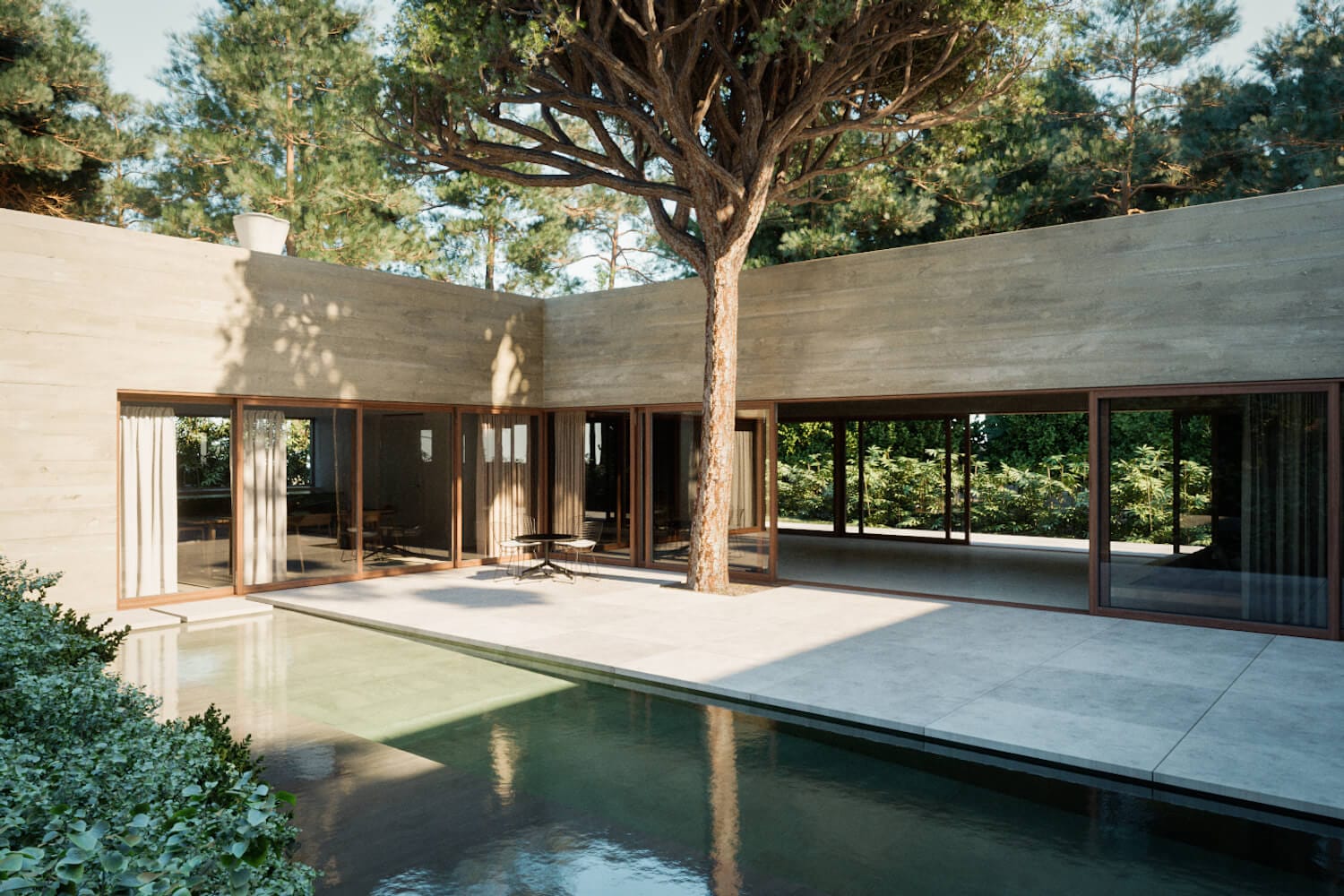 منظور داخلي لمنزل 'Casa CM' في البرتغال، يبرز تصميمه كبيت بأسلوب الفناء (Patio House)، حيث تتألف الواجهة الداخلية من ألواح زجاجية ضخمة قابلة للإنزلاق، تحقق تماهياً بصرياً كاملاً مع الفناء الخارجي والمسبح الانسيابي، مع شجرة صنوبر ضخمة تنبت في المركز وتخترق الهيكل المعماري