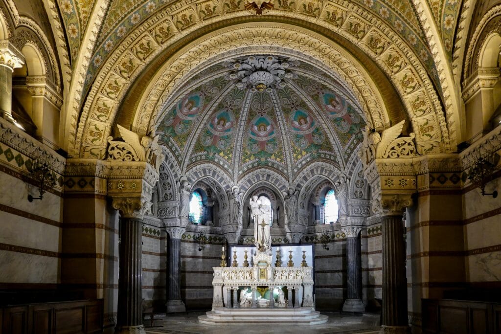 لقطة داخلية تُبرز منطقة الحنية (Apse) في بناء بازيليكي، وتوضح التجويف نصف الدائري الغني بالزخارف والفسيفساء، مع استعراض بؤرة المسار البصري التي ينتهي عندها التوجيه المحوري للفراغ.