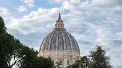 لقطة خارجية تُبرز القبة المهيمنة لكاتدرائية القديس بطرس في الفاتيكان، وتوضح تطور الأنظمة الإنشائية من البازيليك الطولية الكلاسيكية إلى المخططات المركزية المعقدة في عصر النهضة.