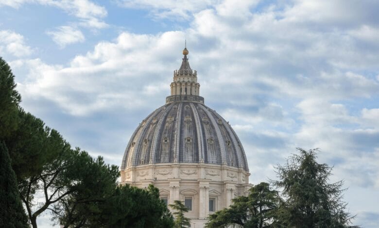 لقطة خارجية تُبرز القبة المهيمنة لكاتدرائية القديس بطرس في الفاتيكان، وتوضح تطور الأنظمة الإنشائية من البازيليك الطولية الكلاسيكية إلى المخططات المركزية المعقدة في عصر النهضة.