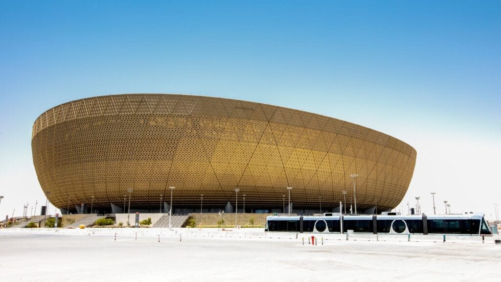 واجهة خارجية لاستاد لوسيل 'Lusail Stadium' بتصميمه المستوحى من الفنار والوعاء الذهبي، يبرز النمط الزخرفي الهندسي للغلاف الخارجي