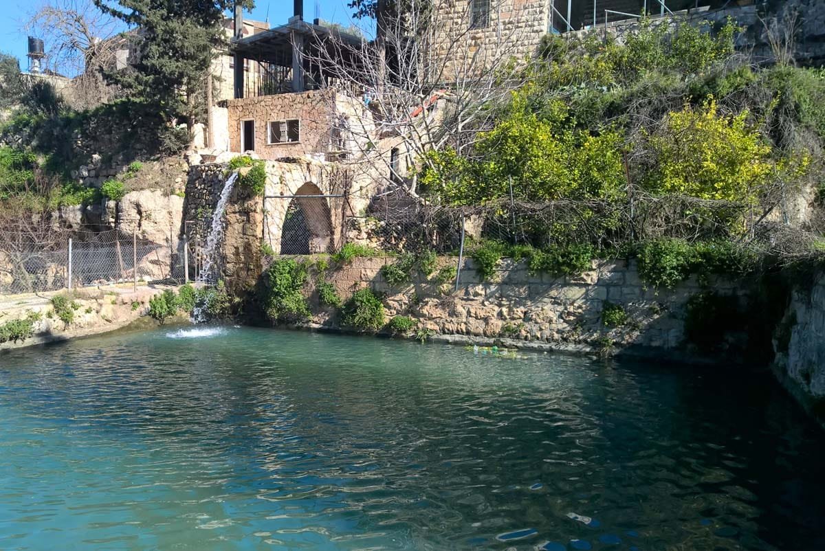 ينبوع مياه طبيعي في قرية فلسطينية