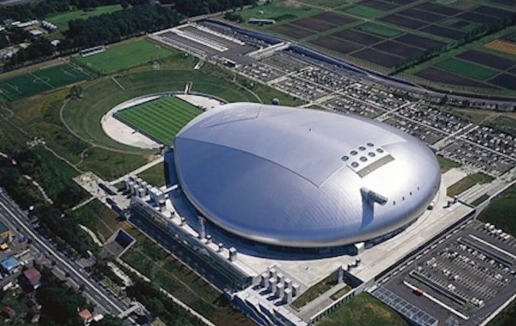 منظور جوي لملعب Sapporo Dome في اليابان، يبرز هيكله المعدني المنحني كأحد معجزات هندسة المونديال التي روضت المناخ الثلجي.