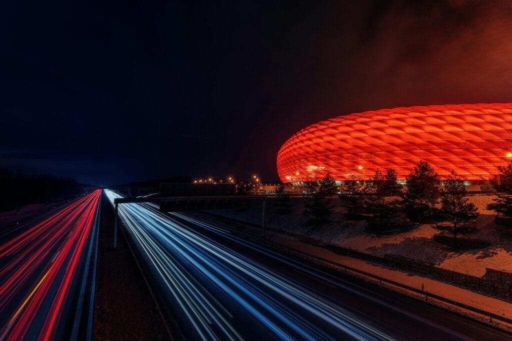 ملعب Allianz Arena في المونديال: واجهة متوهجة بوسائد ETFE المبتكرة التي منعت التلوث البصري بذكاء هندسي