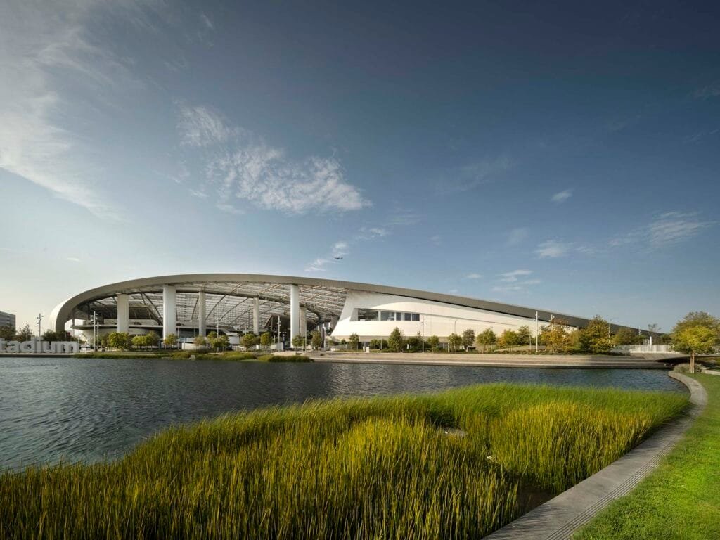 منظور خارجي SoFi Stadium يوضح ارتفاعه وانسجامه مع محيطه الحضري
