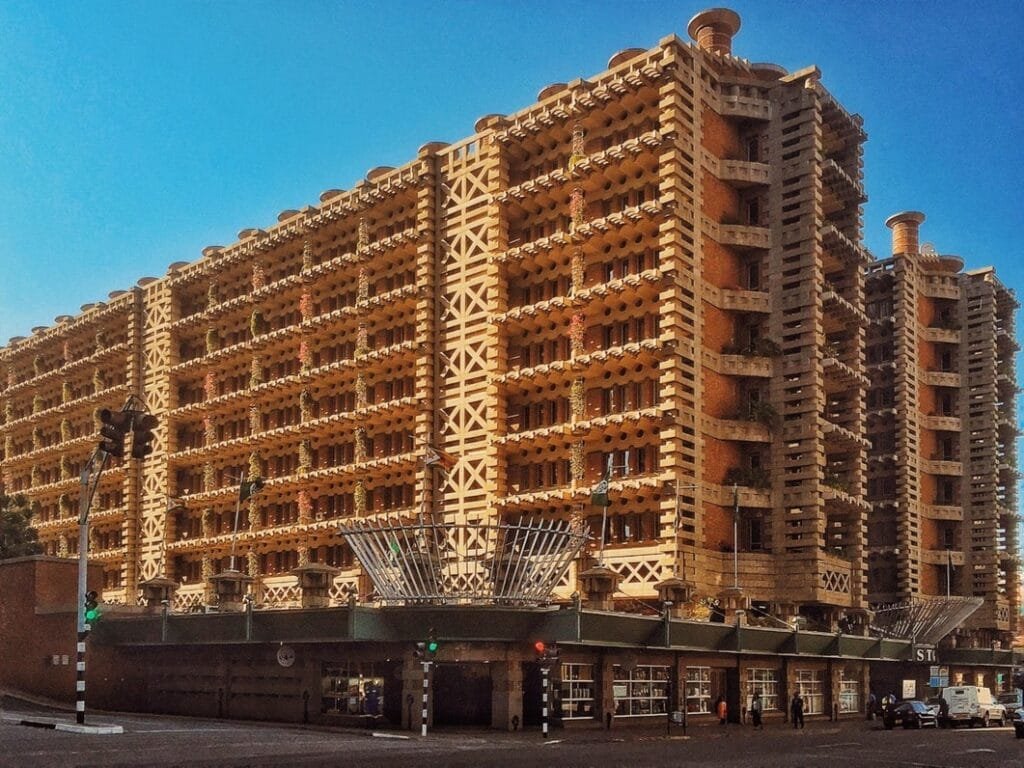 صورة لمركز "Eastgate Centre" تجسد "الاستدامة الذاتية" عبر نظام تهوية طبيعي مستوحى من تلال النمل الأبيض لتنفس الفراغات حرارياً دون تكييف تقليدي.