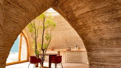 مظهر داخلي يعتمد تصميم "البيوفيليا" عبر جدران طينية منحنية، وإضاءة سماوية طبيعية، وشجرة حية تتوسط الفراغ لتعزيز الاتصال بالطبيعة.