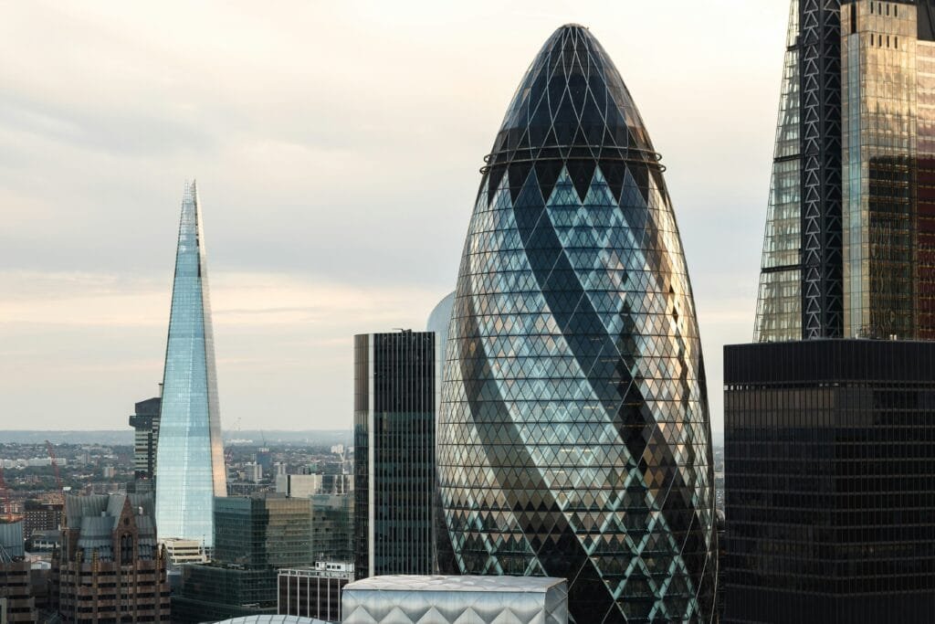 منظور لبرج "The Gherkin" في لندن، يجسد "العمارة الحيوية" عبر واجهته الحلزونية المستوحاة من "محاكاة النباتات والجذوع"، المصممة هندسياً لتبديد الرياح ومقاومة الأعاصير كأنها سيقان مرنة لا تنكسر.