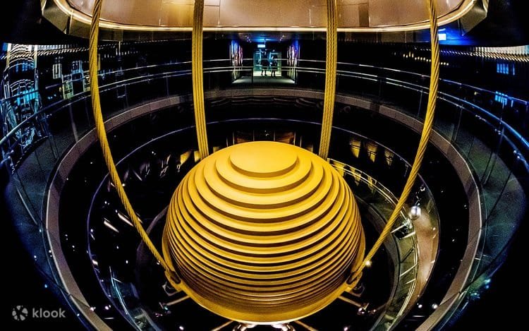 لقطة لبرج "Taipei 101" ومخمد الكتلة الترددي الذهبي، تجسد النظام الإنشائي الذكي بمحاكاة المفاصل الحيوية المرنة لامتصاص وتبديد طاقة الزلازل.