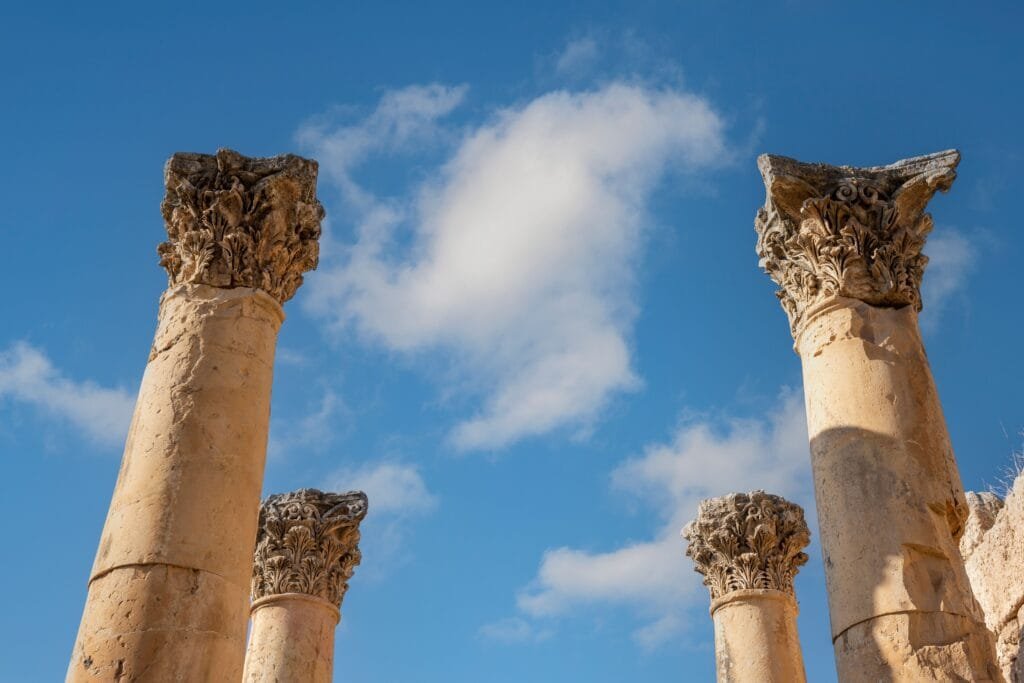 صف من الأعمدة الإغريقية المضلعة الرشيقة تبرز التجريد الهندسي المعتمد على مقاييس الجسد البشري.