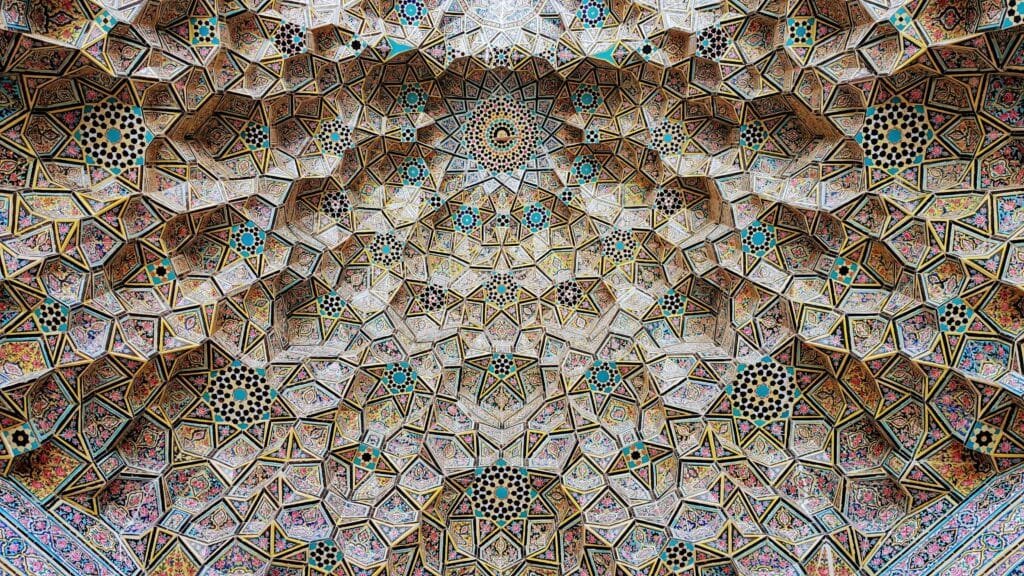 تفاصيل مقرنصات سقف أثري تجسد الأنماط المتكررة والتدرج القياسي في العمارة الإسلامية لتحقيق الراحة البصرية الفطرية.
