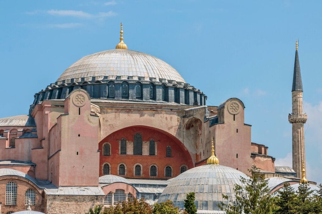 لقطة خارجية لكنيسة آيا صوفيا البيزنطية تبرز القبة الضخمة المرتكزة هندسياً على المثلثات الكروية.