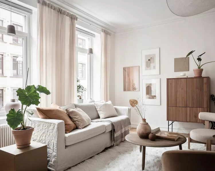 إدارة الإضاءة الطبيعية في طراز الجاباندي Japandi عبر استخدام ستائر شفافة Sheer Curtains ونوافذ واسعة تضمن نفاذية الهواء المتجدد والاتصال بالخارج.