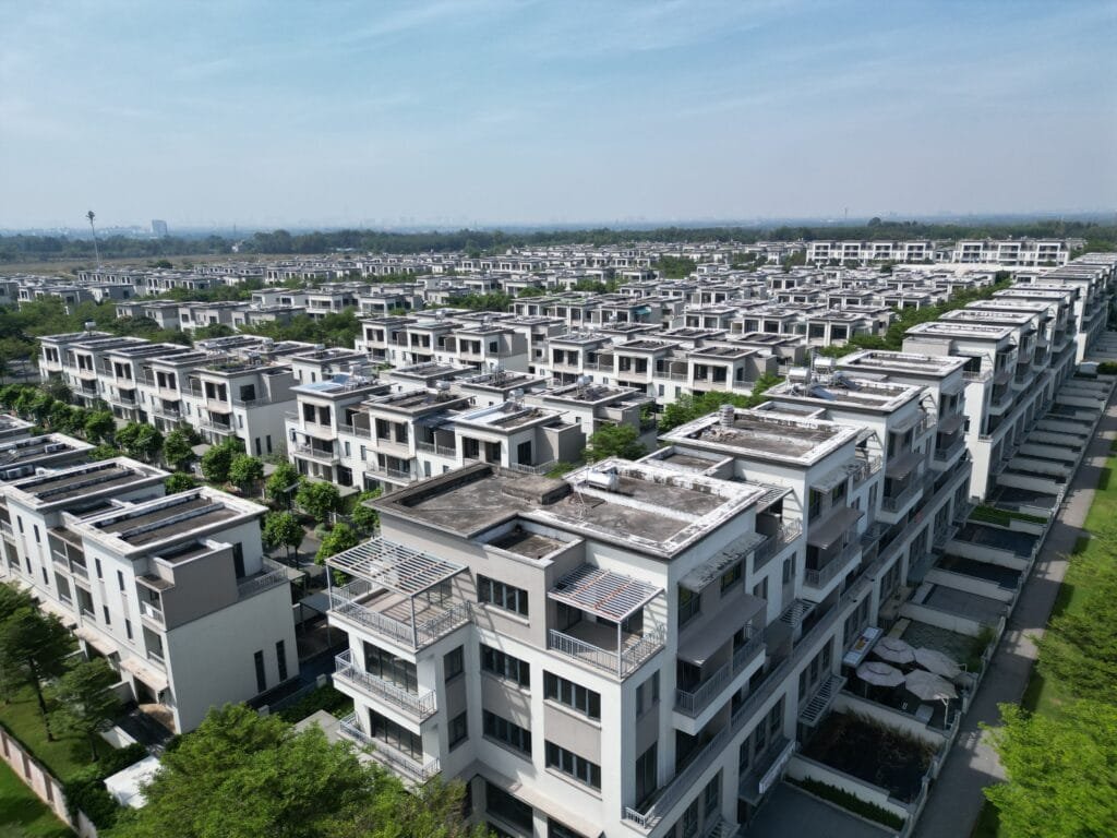 نمط التخطيط الحضري للمجمعات السكنية المعاصرة من خلال توزيع منتظم للمباني متعددة الطوابق لضمان الكفاءة البصرية والاتصال الحركي داخل الحي.