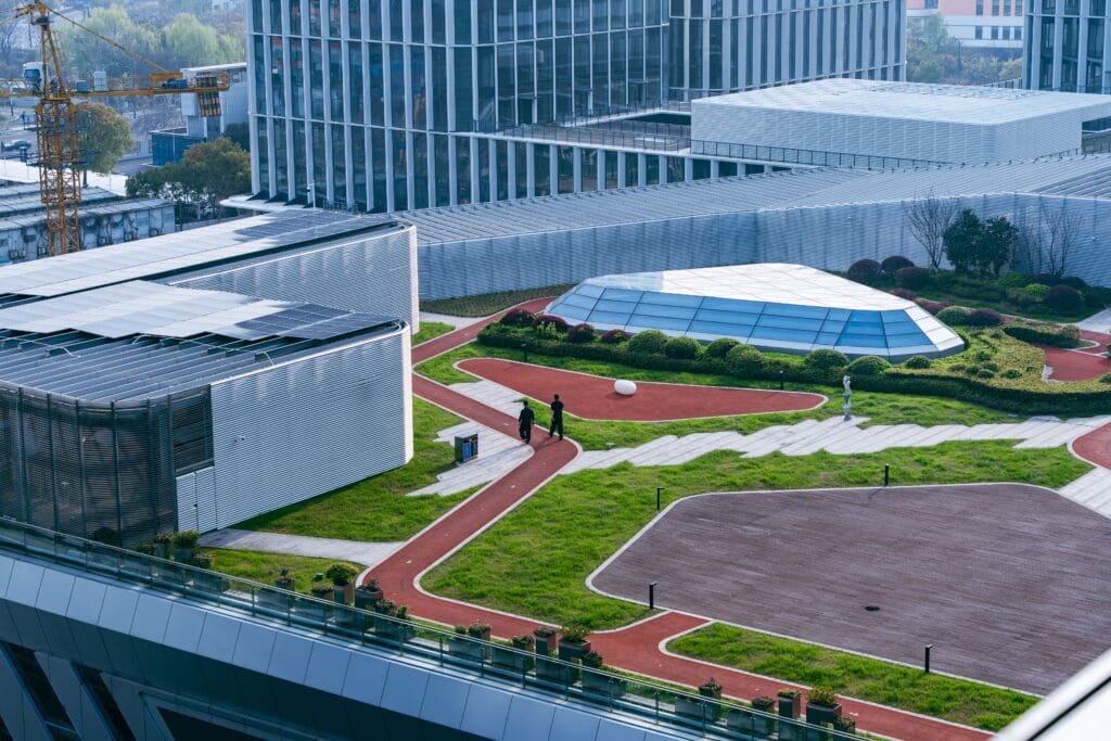 تحويل البعد الخامس: تُحيل الأسطح الخضراء (Green Roofs) المسطحات الخرسانية الصامتة إلى مساحات حيوية تمتص مياه الأمطار، تُقلل من الإجهاد الحراري للمبنى، وتُوفر فضاءً اجتماعياً وتفاعلياً للمدن