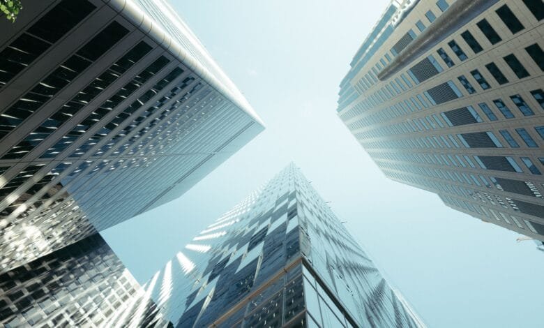 التوأم الرقمي | هل يمكن بناء المدينة مرتين؟ تعرّف على مفهوم Digital Twin في التخطيط الحضري، طبقاته الأربع، وكيف يتنبأ بالفيضانات والمرور قبل وقوعها.