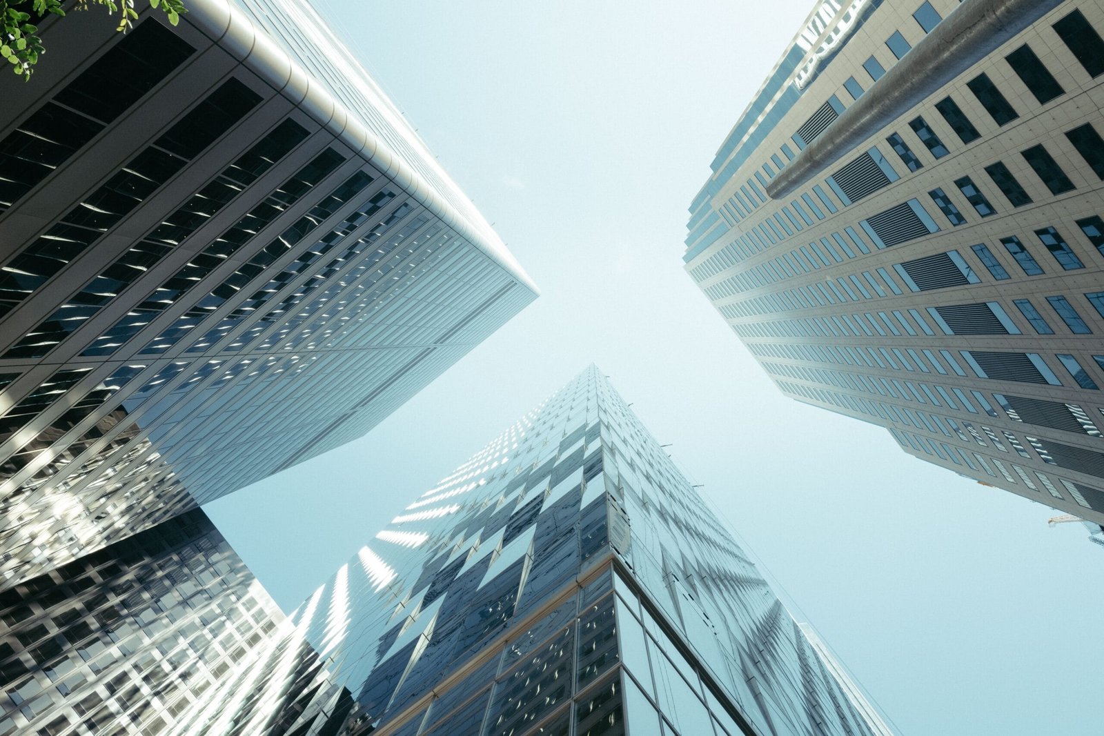 التوأم الرقمي | هل يمكن بناء المدينة مرتين؟ تعرّف على مفهوم Digital Twin في التخطيط الحضري، طبقاته الأربع، وكيف يتنبأ بالفيضانات والمرور قبل وقوعها.