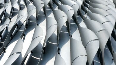 التصميم البارامتري (Parametric Design): ربط العناصر المعمارية بمعادلات رياضية يتيح تشكيل واجهات ديناميكية معقدة تتعدل تلقائياً للتكيف مع زوايا الشمس والظروف البيئية.