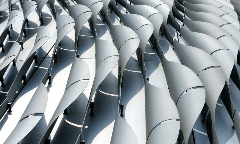 التصميم البارامتري (Parametric Design): ربط العناصر المعمارية بمعادلات رياضية يتيح تشكيل واجهات ديناميكية معقدة تتعدل تلقائياً للتكيف مع زوايا الشمس والظروف البيئية.