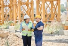 كيف تصنع الفرق الهندسية المترابطة المباني المعقدة؟ تعرّف على الأدوار التكاملية للمعماري والإنشائي والكهربائي والميكانيكي، وكيف تتشعب التخصصات في المشاريع الكبرى