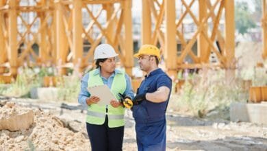 كيف تصنع الفرق الهندسية المترابطة المباني المعقدة؟ تعرّف على الأدوار التكاملية للمعماري والإنشائي والكهربائي والميكانيكي، وكيف تتشعب التخصصات في المشاريع الكبرى
