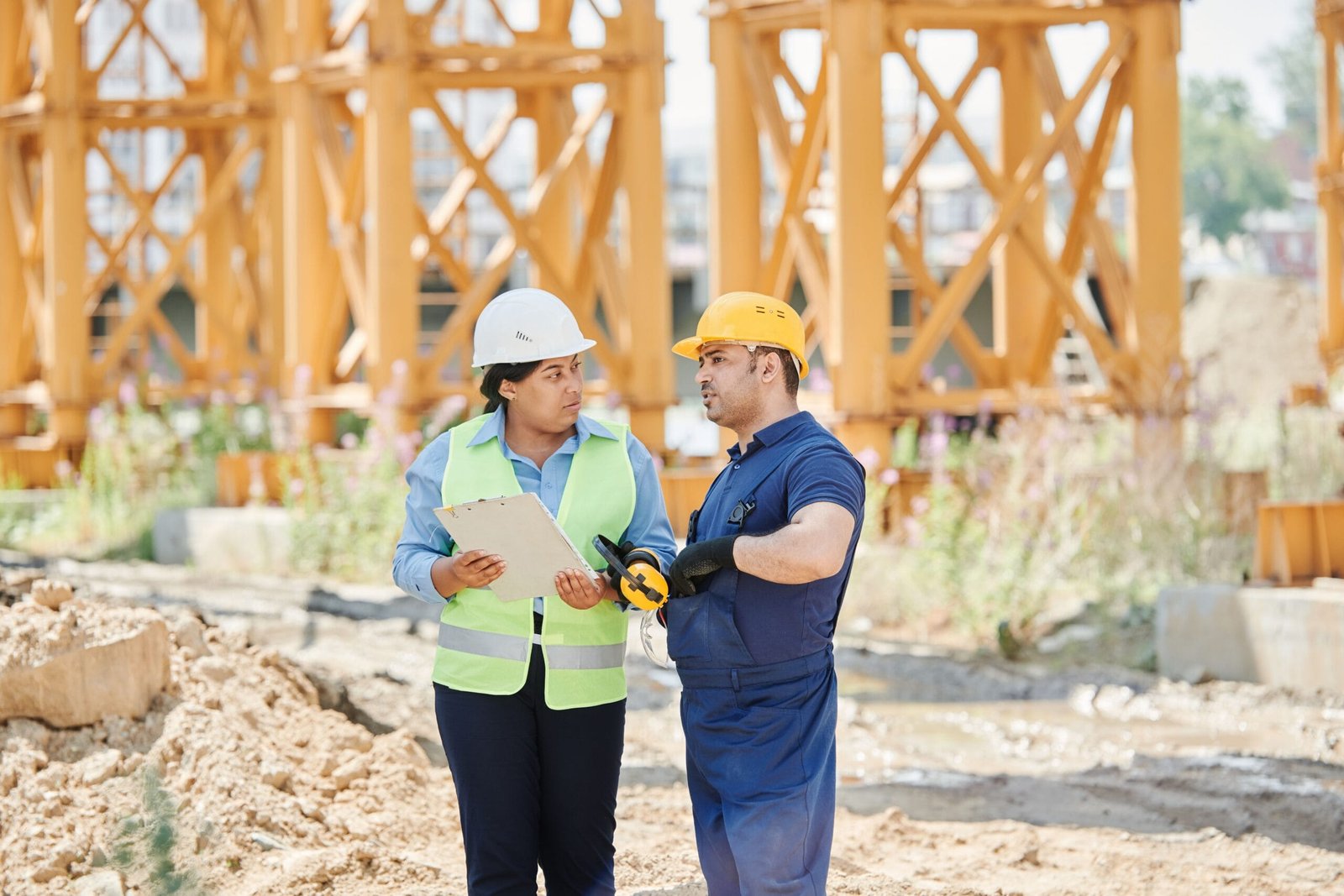 كيف تصنع الفرق الهندسية المترابطة المباني المعقدة؟ تعرّف على الأدوار التكاملية للمعماري والإنشائي والكهربائي والميكانيكي، وكيف تتشعب التخصصات في المشاريع الكبرى