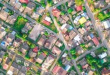 كيف تتحول المدن من الكفاءة إلى الصمود؟ تعرف على مفهوم المدينة المرنة في مواجهة الحروب، الزلازل، والفيضانات، ودور التوأم الرقمي والحلول الإسفنجية في حماية الإنسان