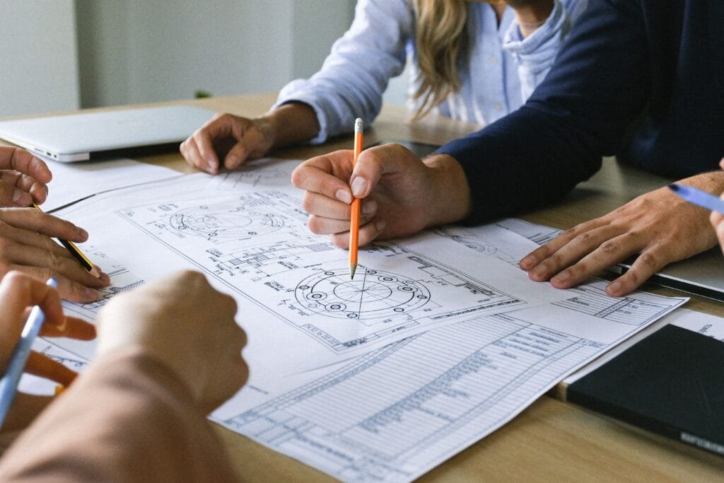 في المشاريع الهندسية الكبيرة تتفرع التخصصات لتصبح أكثر تخصصية.