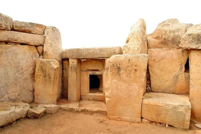 المدخل والحجارة الميجاليثية الضخمة لمعبد هاجر كيم (Ħaġar Qim) في مالطا، حيث صُممت الفراغات والفتحات لتحقيق رنين صوتي وتوجيه فلكي دقيق.
