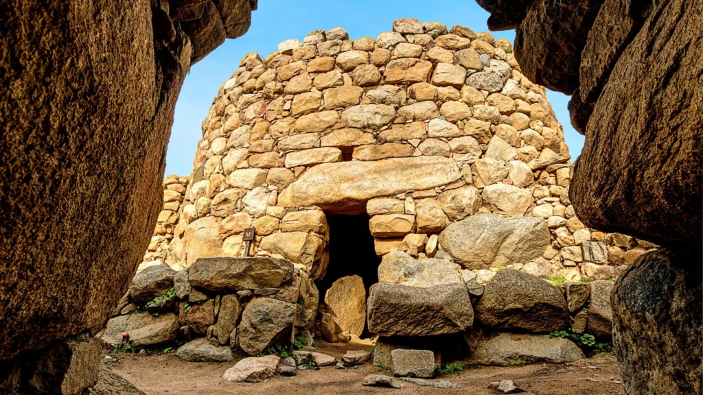 برج نوارغي (Nuraghe) مبني بالحجارة الجافة في سردينيا، يوضح أسلوب القبة الكاذبة والتوزيع الذكي لسمك الجدران لتحقيق التكييف الحراري الطبيعي.